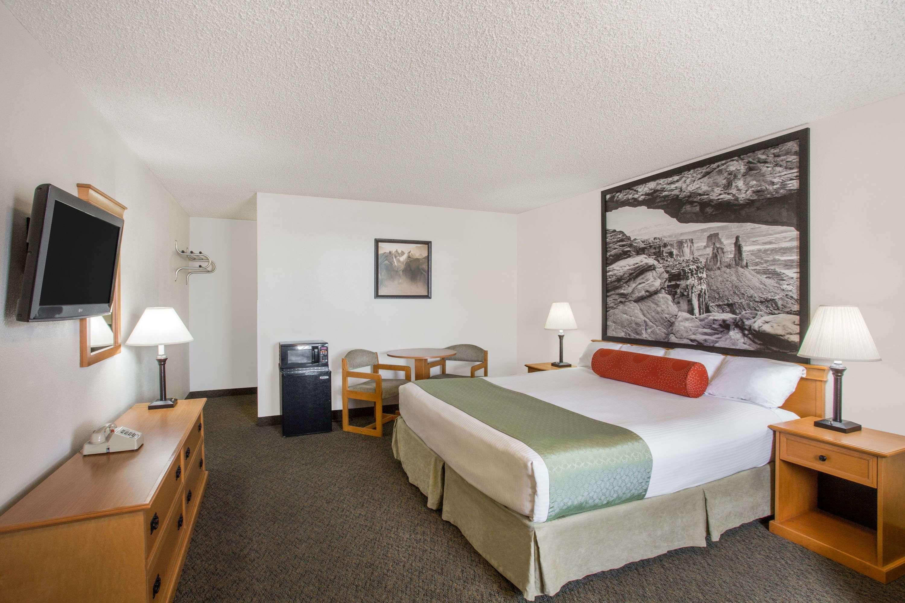 Super 8 By Wyndham Salina/Scenic Hills Area Hotel Exterior photo