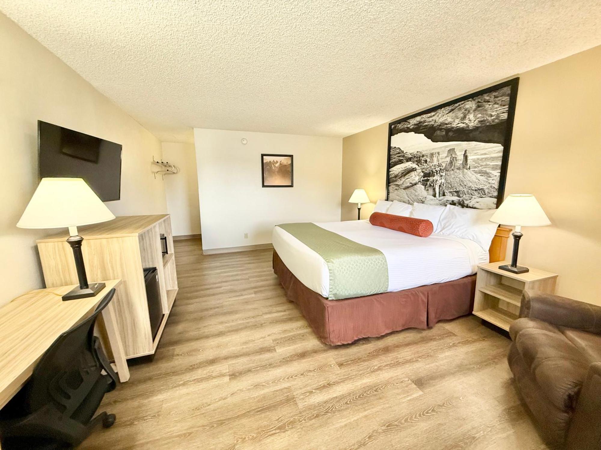Super 8 By Wyndham Salina/Scenic Hills Area Hotel Exterior photo