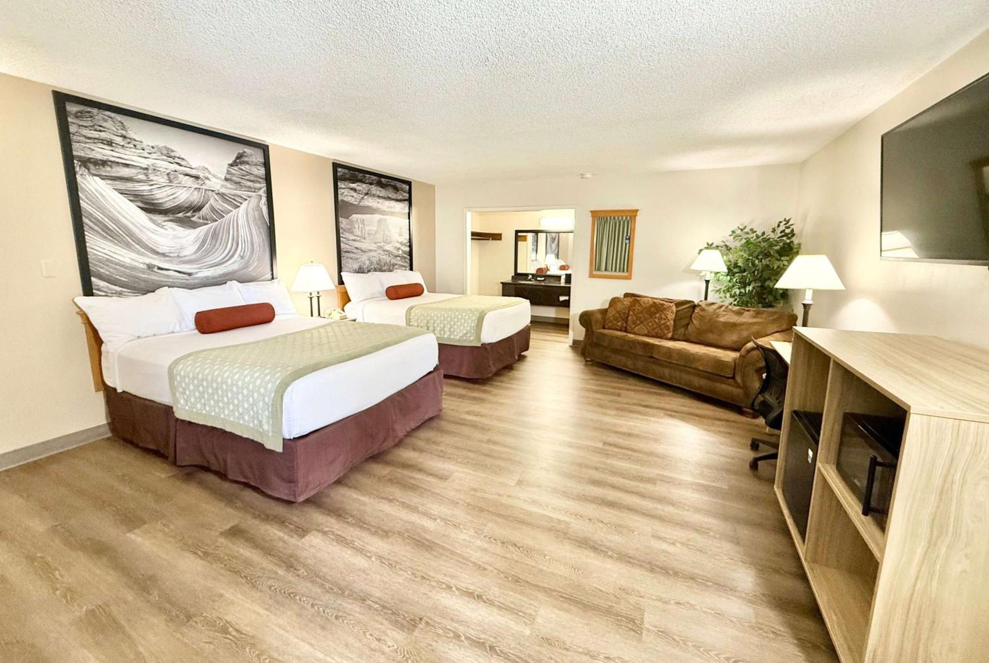 Super 8 By Wyndham Salina/Scenic Hills Area Hotel Exterior photo