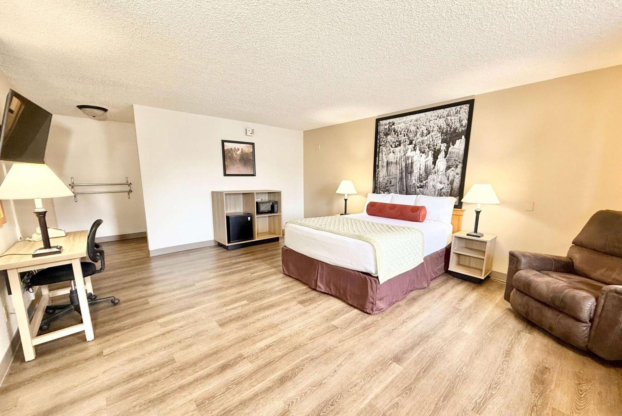 Super 8 By Wyndham Salina/Scenic Hills Area Hotel Exterior photo