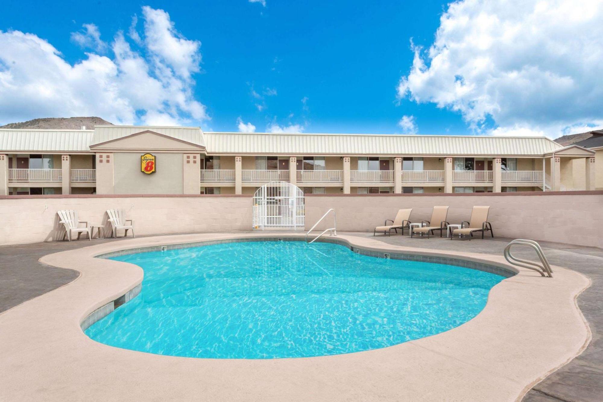 Super 8 By Wyndham Salina/Scenic Hills Area Hotel Exterior photo