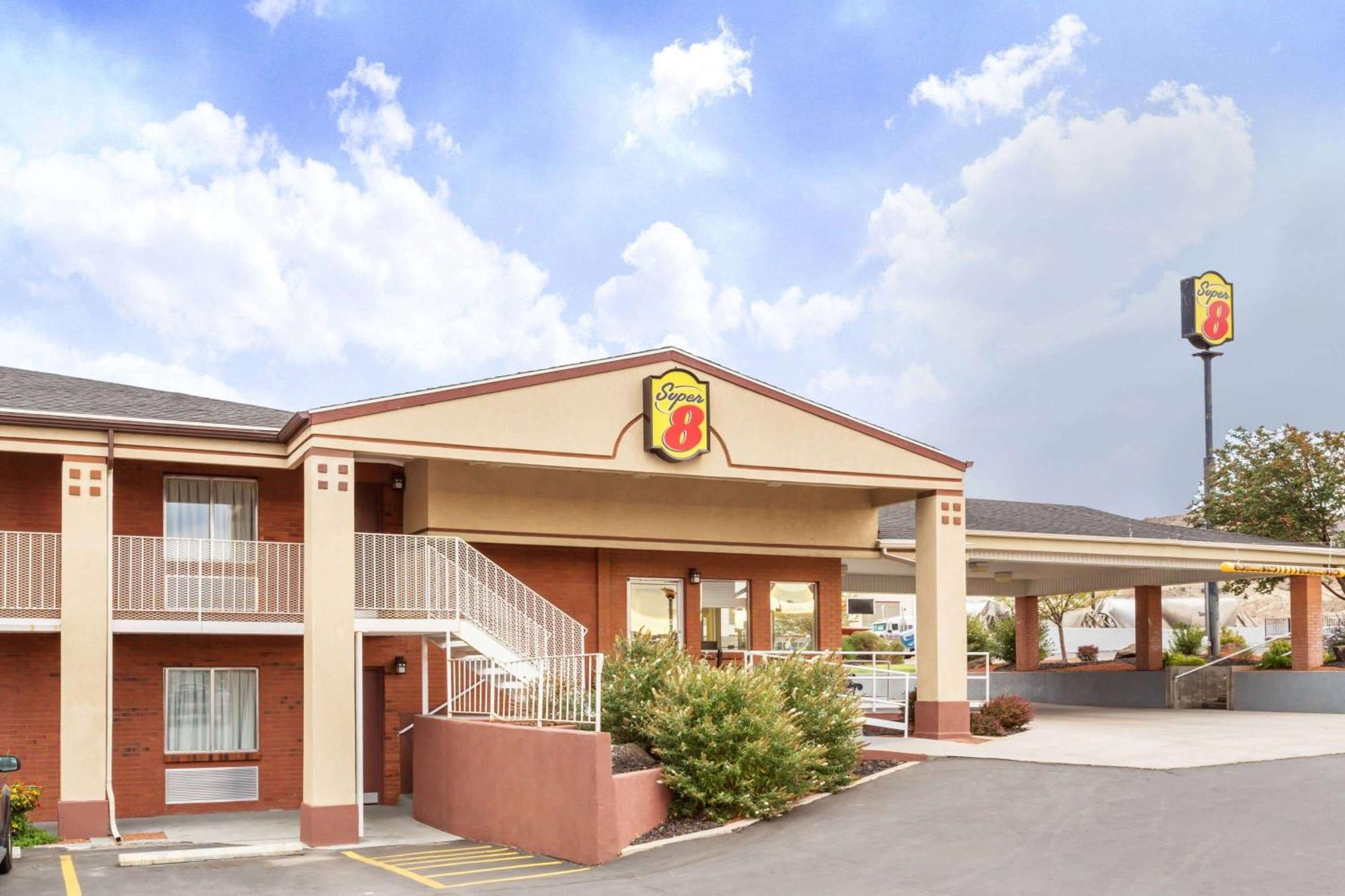 Super 8 By Wyndham Salina/Scenic Hills Area Hotel Exterior photo