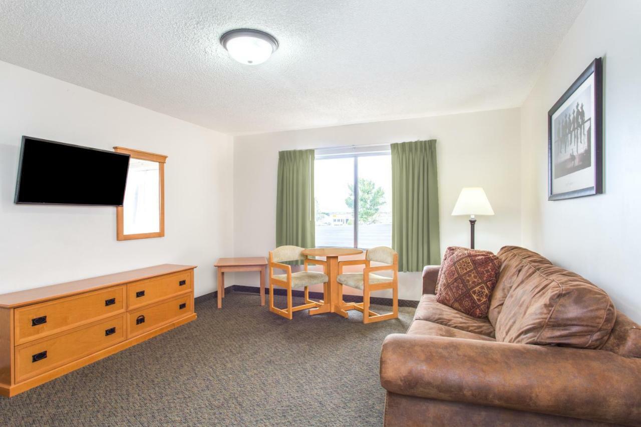 Super 8 By Wyndham Salina/Scenic Hills Area Hotel Exterior photo